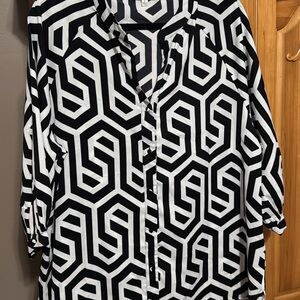 Umgee Brand Black and White Geometric Blouse size XL. Boutique sold
